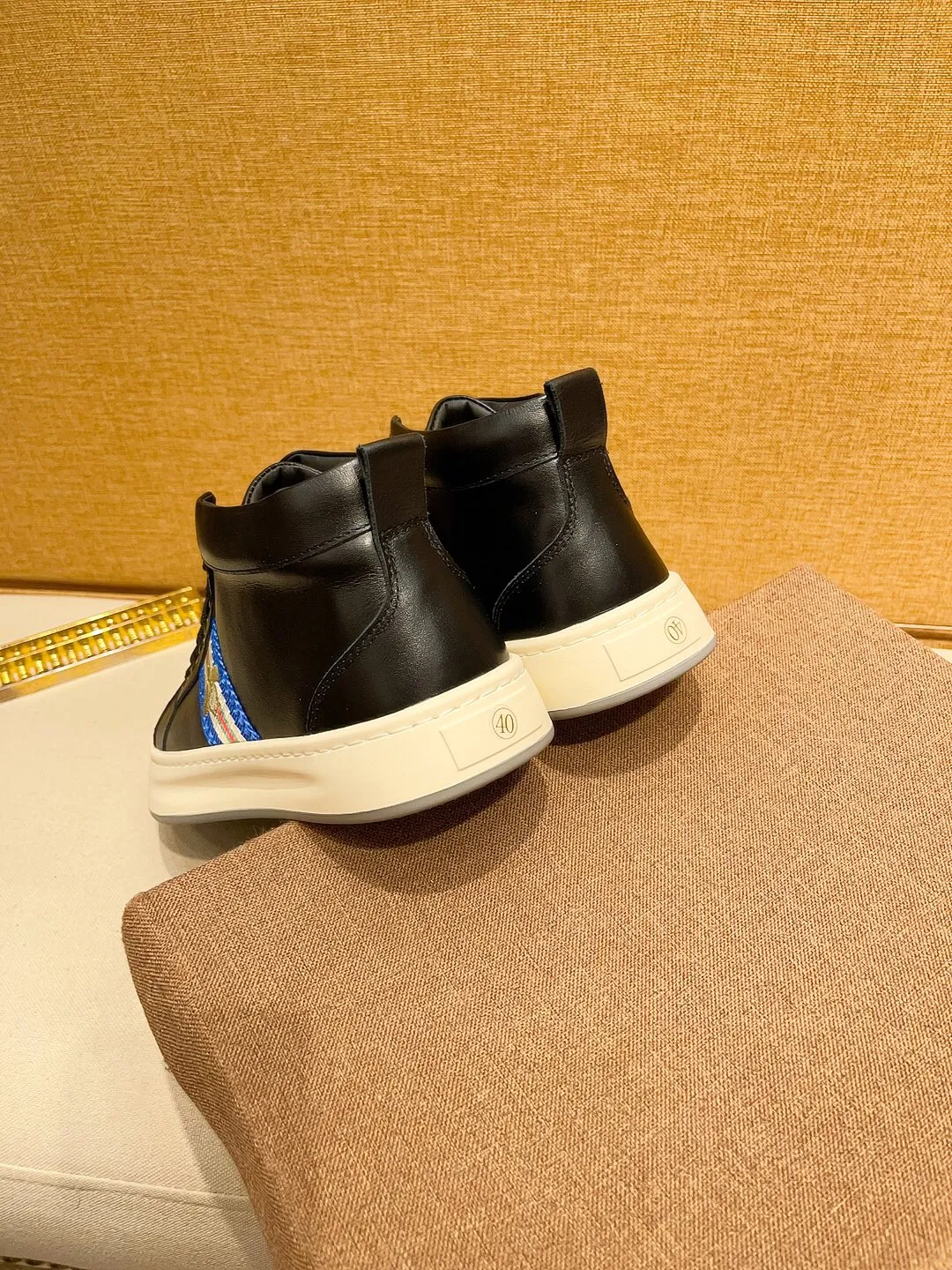 Factory price 440 [Gucci] Gucci's latest high-top casual Korean-style men's shoes, brand new autumn and winter design, perfect workmanship, cabinet quality, upper: cowhide material, leather lining; soft and comfortable, rubber outsole ultra-light, wear-resistant, simple, versatile fashion men's shoes, color optional, size 38--44